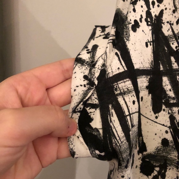 ❌SOLD❌ EUC Zara White Black Print V-Neck Short Sleeve T-Shirt Top Size Medium - Picture 9 of 10